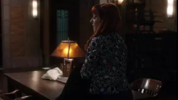 Zara Veste en dentelle multicolore et florale portée par Rowena MacLeod (Ruth Connell) dans Supernatural (S13E21)