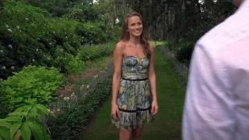 Elizabeth Y James Vestido Strapless Floral Floral Estampado Verde Usado por Quinn James (Shantel VanSanten) como se ve en One Tree Hill (T08E16)