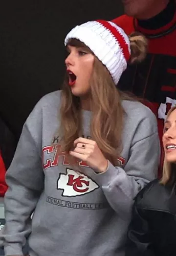 Kut the Knit Custom Beanie worn by Taylor Swift at Kansas City Chiefs Vs New England Patriots Game on, December 17, 2023