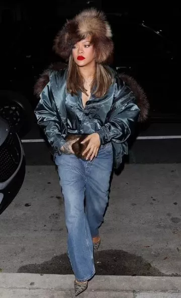 Pantalon en jean à ceinture en tricot Alaïa porté par Rihanna à Santa Monica le 17 décembre 2023