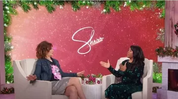 Camiseta Marisa Acocella Sandy Land Graphic usada por Sandra Bernhard vista en Sherri el 19 de diciembre de 2023