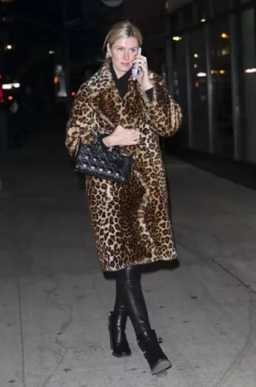 Bolso Dior Medium Lady D Joy usado por Nicky Hilton Rothschild en Nueva York el 21 de diciembre de 2023