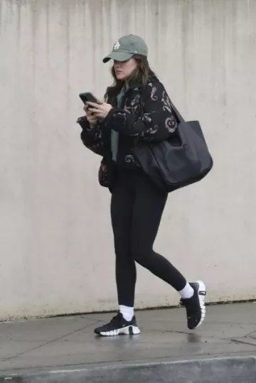 Étui en silicone Apple avec Magsafe en cyprès porté par Lucy Hale à West Hollywood le 21 décembre 2023