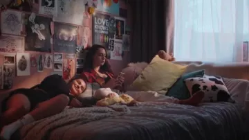 Collusion Plus Exclusive Revere Mini Shirt Dress usado por Josie (Kat Sadler) como se ve en Such Brave Girls (S01E01)
