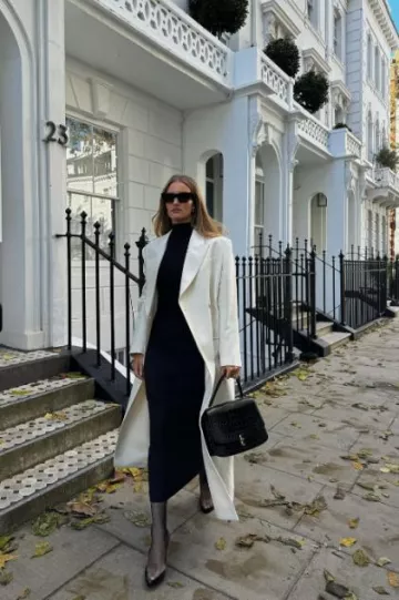 The Row Sock Pump usado por Rosie Huntington-Whiteley en su publicación de Instagram el 21 de diciembre de 2023