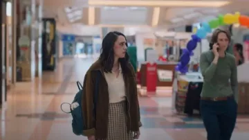 Falda escocesa de traje con diseño de Asos en cuadros patrimoniales usada por Josie (Kat Sadler) como se ve en Such Brave Girls (T01E01)