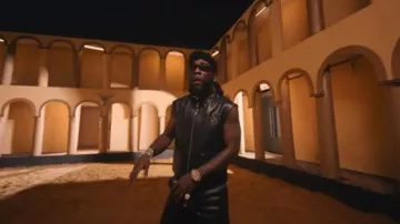 1017 ALYX 9SM Chaleco de Corredor de Cuero Negro 'ALYX' usado por Burna Boy en Burna Boy - Giza (feat. Seyi Vibez) [Video Musical Oficial]