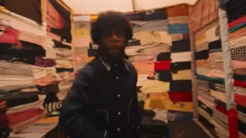 Chaqueta 'Delta' con tachuelas azul marino de Gales Bonner usada por Burna Boy en Burna Boy - Giza (feat. Seyi Vibez) [Video musical oficial]
