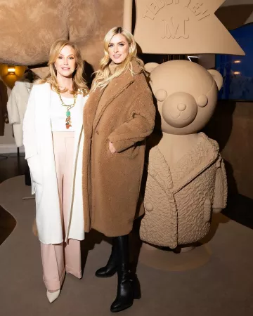 Abrigo con iconos de oso de peluche adornado con cristales de Max Mara usado por Nicky Hilton en la cena de Rothchild Max Mara el 17 de diciembre de 2023