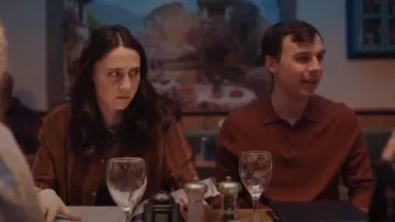 Camisa de rayas texturizadas Revere de gran tamaño con diseño de Asos usada por Josie (Kat Sadler) como se ve en Such Brave Girls (T01E03)