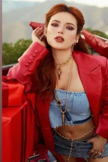 Cadena de cintura de Romeo Romeo de la dinastía Thorne usada por Bella Thorne en su historia de Instagram el 21 de diciembre de 2023