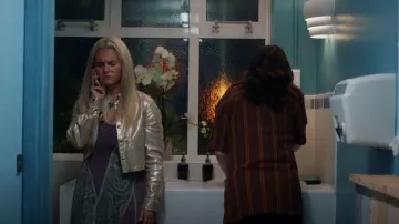 Robe balançoire en maille à col rond portée par Billie (Lizzie Davidson) dans Si braves filles (S01E03)
