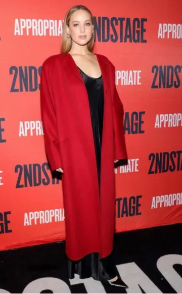 El abrigo Row Priske usado por Jennifer Lawrence en la noche de apertura de Appropriate Broadway el 18 de diciembre de 2023