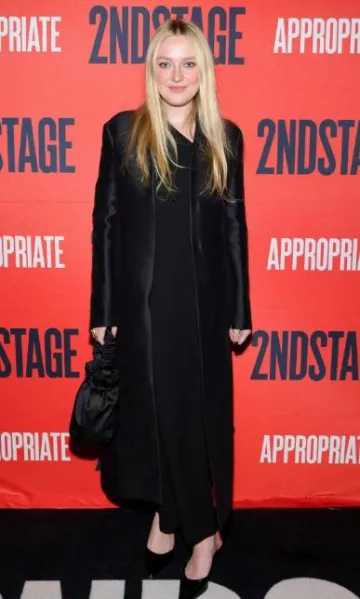 El vestido Mono de The Row usado por Dakota Fanning en la noche de apertura de Appropriate Broadway el 18 de diciembre de 2023