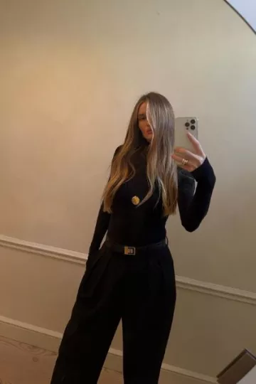 Body de manga larga con cuello alto Skims Essential usado por Rosie Huntington-Whiteley en su publicación de Instagram el 21 de diciembre de 2023