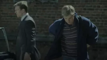 Barbour Oller­ton Wax Jack­et Blue worn by Prince William (Ed McVey) as seen in The Crown (S06E05)