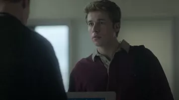 Gant Men Red Po­lo Col­lar Ap­plique T-shirt worn by Prince William (Ed McVey) as seen in The Crown (S06E07)