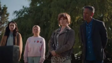Chemise souple à manches longues conçue par Asos portée par Deb (Louise Brealey) dans Si brave filles (S01E06)