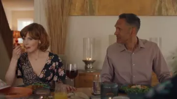 Asos design Robe mi-longue froissée portée par Deb (Louise Brealey) dans Si brave les filles (S01E06)