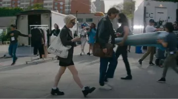 Assembly Cot­ton Lo­go Tote worn by Mae (Zoe Lister-Jones) as seen in Slip (S01E01)
