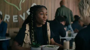 Gilet utilitaire Lazy Oaf Happy Sad porté par Gina (Tymika Tafari) dans Slip (S01E01)