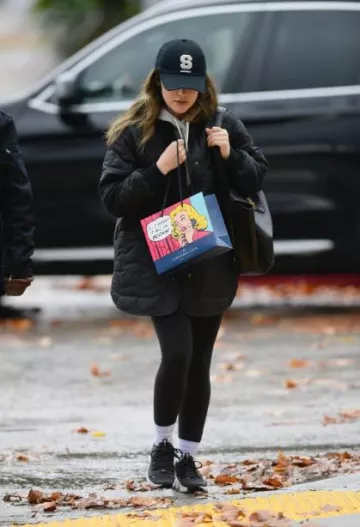 Zapatillas Nike Training Free Metcon 5 Rubber-Trimmed Mesh usadas por Lucy Hale en Los Ángeles el 20 de diciembre de 2023