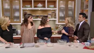 Top de punto Reformation Florentina usado por Jamie Gelman como se vio en VIVO con Kelly y Mark el 19 de diciembre de 2023