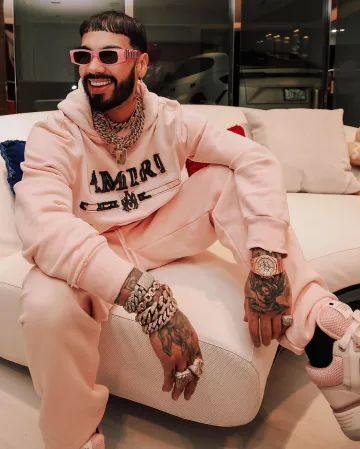 Sudadera con capucha Amiri Pink Distressed 'MA Bar' usada por Anuel AA en la cuenta de Instagram @anuel