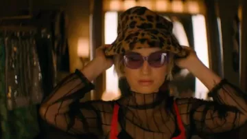 Linda Farrow D Frame Sun­glass­es worn by Mae (Zoe Lister-Jones) as seen in Slip (S01E02)