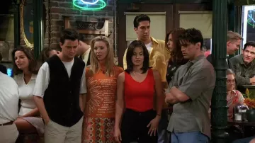 Haut orange Morgan de Toi porté par Phoebe Buffay (Lisa Kudrow) comme on le voit dans la série télévisée Friends (S03E01)