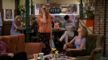 Haut orange Morgan de Toi porté par Phoebe Buffay (Lisa Kudrow) comme on le voit dans Friends (S03E23)