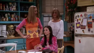 Top poisson rose et orange porté par Phoebe Buffay (Lisa Kudrow) dans la garde-robe de la série télévisée Friends (saison 7, épisode 21)
