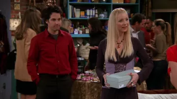 Haut perlé à manches longues Rozae Nichols porté par Phoebe Buffay (Lisa Kudrow) comme on le voit dans la série télévisée Friends (S09E12)
