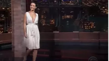 Robe blanche portée par Kristin Davis dans l’émission Late Show with David Letterman le 7 juin 2005