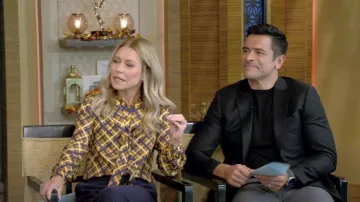 Blusa de seda retro con estampado de diamantes de Saint Laurent usada por Kelly Ripa como se vio en VIVO con Kelly y Mark el 21 de diciembre de 2023