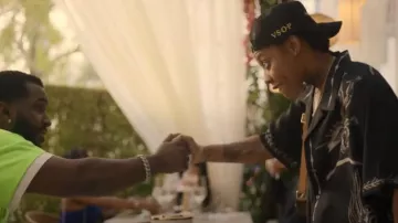 Chemise Givenchy à imprimé dragon portée par Chastity (Jonica Booth) vue dans Rap Sh !t (S02E08)