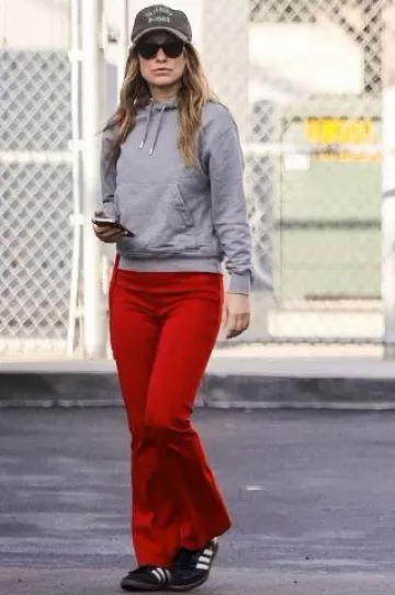 Pantalones acampanados de cintura alta Kwaidan Editions Rojo usados por Olivia Wilde en Los Ángeles el 23 de diciembre de 2023