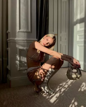 Calcetines de seda bordados con el logotipo de Miu Miu en blanco usados por Leonie Hanne en su historia de Instagram el 18 de diciembre de 2023