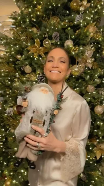 Intimissimi Living in Luxe Menswear Cut Chemise en soie à manches longues portée par Jennifer Lopez sur son post Instagram le 23 décembre 2023