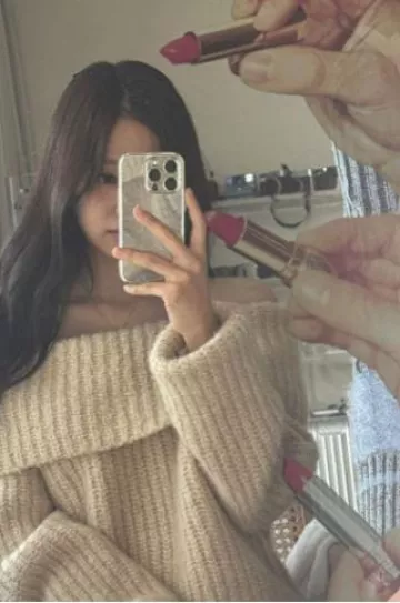 Suéter de cachemira de punto acanalado con hombros descubiertos de Loro Piana usado por Jennie Kim en su publicación de Instagram el 23 de diciembre de 2023