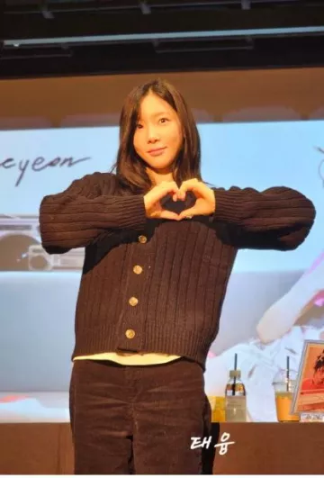 Saturn Faro Over­sized Book­le Cardi­gan worn by Taeyeon at X. Fansign post on  December 8, 2023