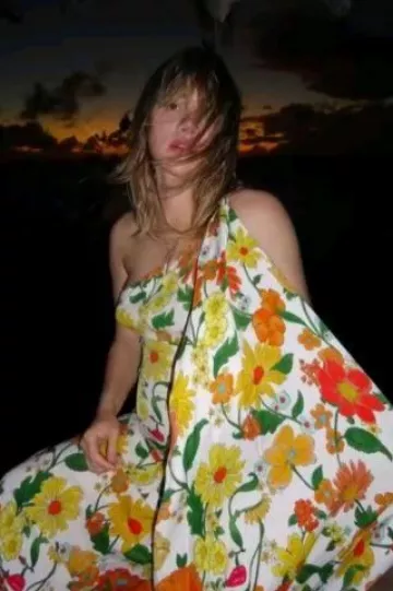 Stella McCartney Robe cape à une épaule à imprimé Lady Garden portée par Suki Waterhouse sur Tiktok le 20 décembre 2023