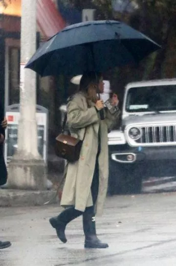 Manteau The Row June porté par Sofia Richie à Beverly Hills le 20 décembre 2023