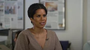 Proenza Schouler Haut péplum à manches longues vichy porté par Adriana Díaz comme on le voit dans CBS Mornings le 20 décembre 2023