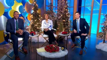 Blusa abotonada de seda estampada Ferragamo en Toni Lapis Off White usada por Robin Roberts como se ve en Good Morning America el 21 de diciembre de 2023