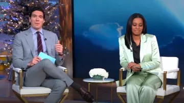 Alice + Olivia Denny Notch Collar Boyfriend Blazer in Green Tee worn by Rachel Scott as seen in Good Morning America on December 22, 2023