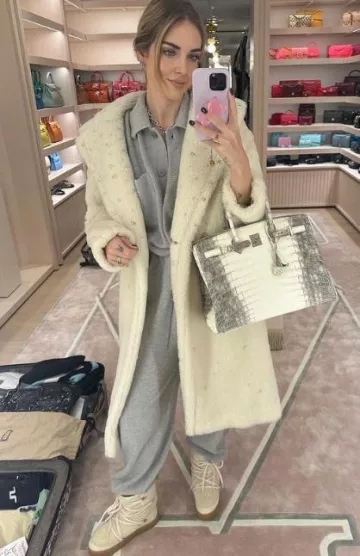 Abrigo Max Mara Sparkling Teddy Bear Icon usado por Chiara Ferragni en su publicación de Instagram el 8 de diciembre de 2023