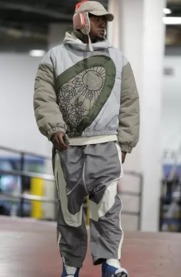 Who Decides War Grey Diagonal Window Puffer usado por Terry Rozier en la cuenta de Instagram @leaguefits