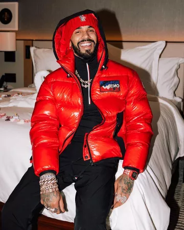 Chaqueta de esquí Moncler Red Marcassin usada por Anuel AA en la cuenta de Instagram @anuel