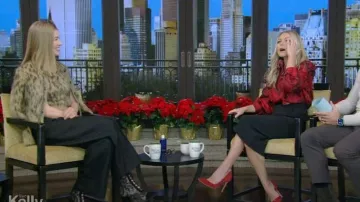 Botín de tacón Dior Naughtily-D usado por Rosamund Pike como se vio en VIVO con Kelly y Mark el 26 de diciembre de 2023